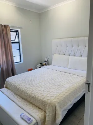 5 minutes from airport.6 minutes to biggest shopping complex.Centrally located فنادق في 