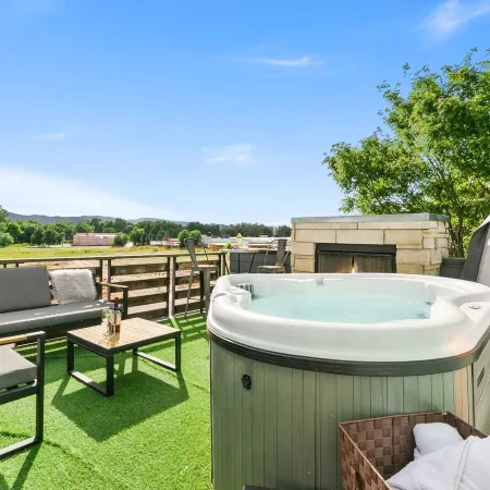 Old Town Modern New Build: Rftp Spa W/ Mtn Views!