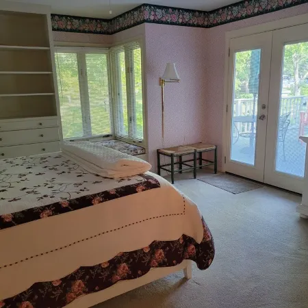 Wonderful Oasis in Kingston Plantation, near the Embassy and Hilton.