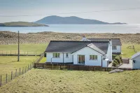 Beach holiday home 5 minutes' walk to Luskentyre Beach