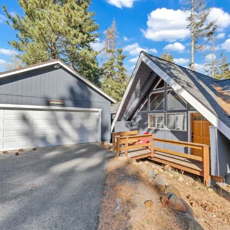 4BR Tahoe Cabin w/ Hot Tub, BBQ & Ping Pong Next to Lake & Paige Meadows Trails