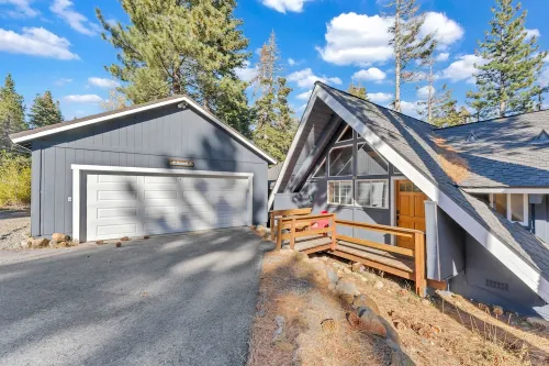 4BR Tahoe Cabin w/ Hot Tub, BBQ & Ping Pong Next to Lake & Paige Meadows Trails