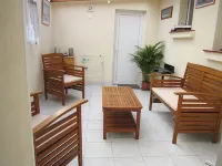 ARRADON, pleasant ground floor apartment - 10 minutes from the beach Hotels in Arradon