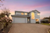 Spacious Redwood Retreat with Lake Views OPEN NOW Hotels in Lynmore