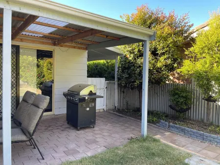 Casa Moon-taEntire home in Moonta Bay, Australia Отели в г. Мунта Бэй