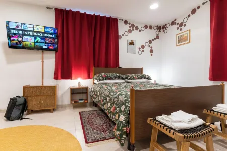 Cozy apartment with fireplace. Отели в г. Кастель-ди-Ери