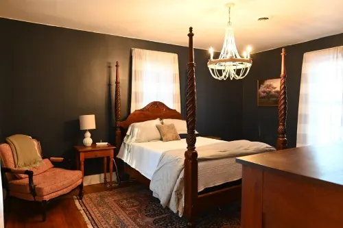 Cozy Historic Bellbrook Farmhouse - Walk to Downtown