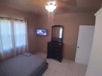 cozy 2 bedroom 1 bathroom apartment. のホテル