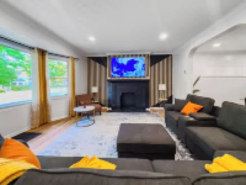 Modern Comfort Near Clinic & Downtown,  King Bed!
