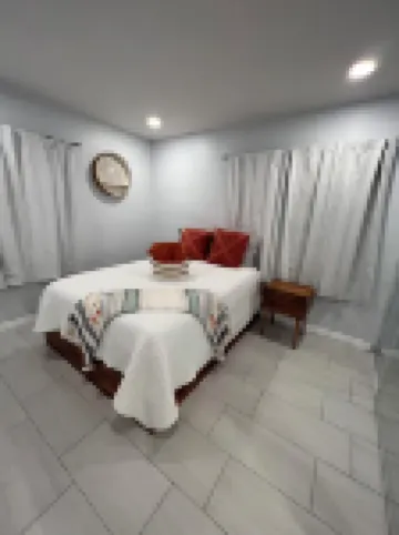 Cheerful 3 bedroom ,heated pool, 10 minutes form festival grounds