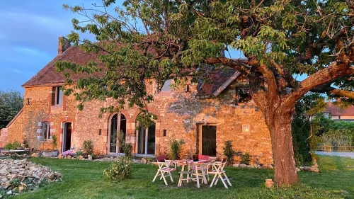 House overlooking the valley in Perche Sarthois Hotels in Villaines-la-Gonais