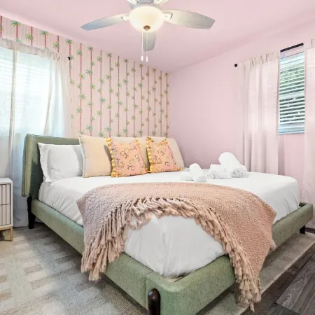 Heated Pool +HotTub+Arcades + 15 Minutes to beach