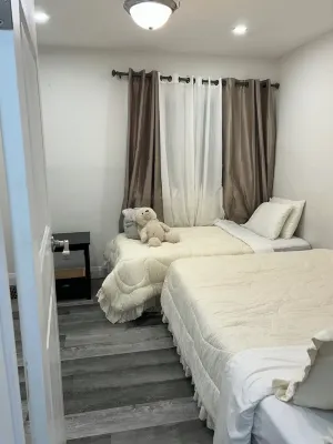 Fantastic Bungalow just by 401, Oshawa Shopping Centre Mall and Tech University. Hotels near Memorial Park