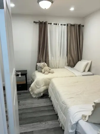 Fantastic Bungalow just by 401, Oshawa Shopping Centre Mall and Tech University. Отели рядом со станцией Oshawa Via Rail Station