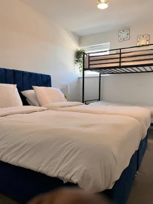 Bright ensuite Private Room in 2BR Apt – Singles, couples, families allowed Hotels near The Dockyard Railway