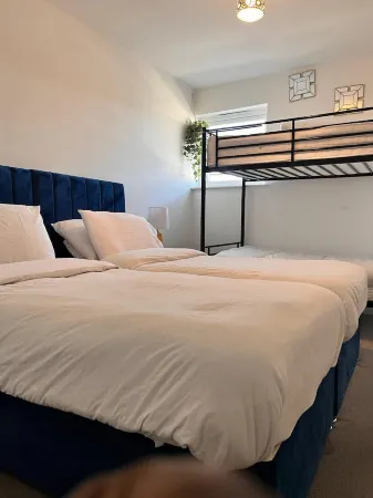 Bright ensuite Private Room in 2BR Apt – Singles, couples, families allowed