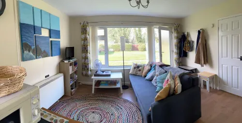 2 bedroom chalet 5 minutes walk to shops, pubs and a large dog-friendly beach, Hotels in Mundesley