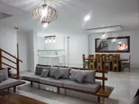 Montañita beach, Beachfront Villa with pool with a side bbq Hotels in Santa Elena