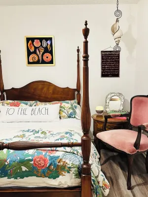 Cozy, charming 1-bedroom unit near the beach, with a piano.