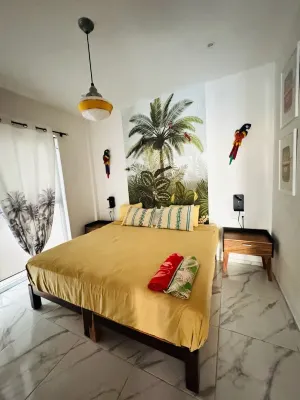 Mountain view Condo + infinity rooftop Pool in foodie district. Fast WiFi Hotels in Versalles