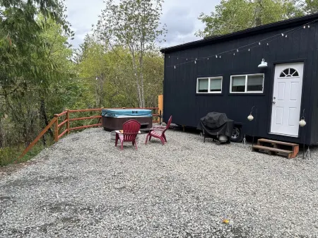 Highland Hideaway at the RMR Farmstead with Hot Tub Отели в г. Терстон