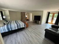 Spacious 5-bedroom house in nice Winfield with WiFi, Pool and Hot tub Hotels in Snyder County
