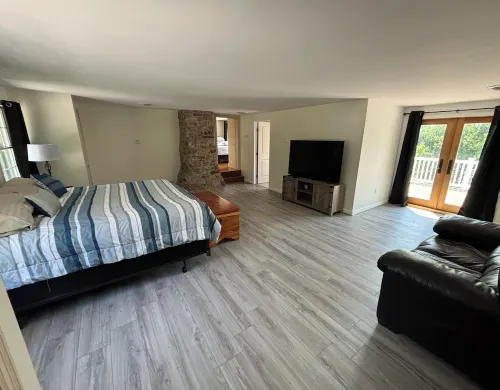 Spacious 5-bedroom house in nice Winfield with WiFi, Pool and Hot tub