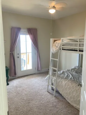 Pleasant 4-bedroom house in New Roads with WiFi. Отели в г. Пуэнт Каупе Пэриш