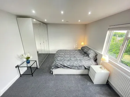 Newly Built Spacious 1 Bedroom Apartment Отели рядом с достопримечательностью «South Woodford»