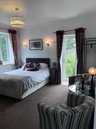 Art Deco 1 Bedroom Annex Apartment, 5 minutes walk to beach!