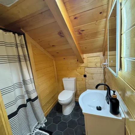 NEW Charming 3-bedroom cabin with WiFi, Hot Tub & ATV trailer parking in RRG