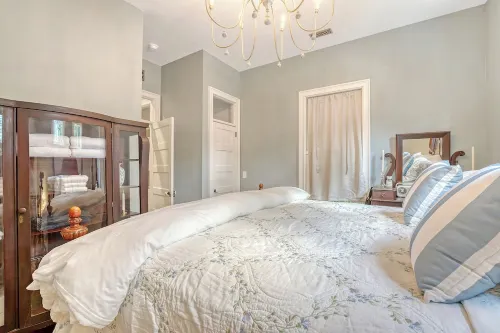 Charming cottage in historic Summerville 1 king, 1 set bunk beds, heated pool