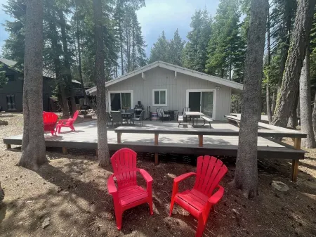 Best of both worlds, nature and Chambers landing Отели в г. Tahoma