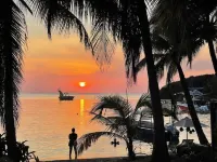 Penthouse queen studio 120 steps to beaches & fun