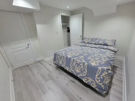 Guest Basement in Scarborough Отели рядом с достопримечательностью «Markham Convention Centre»