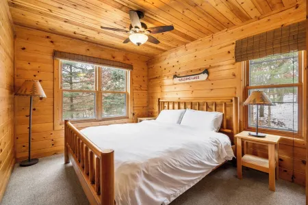 Sand Rock Lodge, Fire Pit, 3bd, 2bth sleeps 10 Отели в г. Линдон