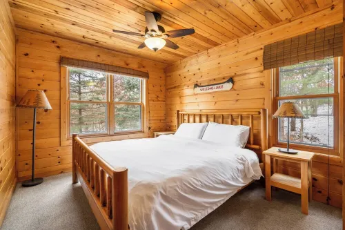 Sand Rock Lodge, Fire Pit, 3bd, 2bth sleeps 10 Hotels in Lyndon