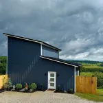 Serenity Villa: Luxurious Retreat with Hot Tub, Rooftop Deck & Mountain View's Hotels in 