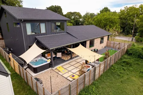 Luxury Central Austin, Hot Tub & Firepit, Minigolf, Private Fenced Yard