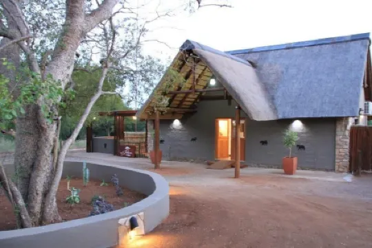 Exceptional location since located directly on the edge of the savannah.