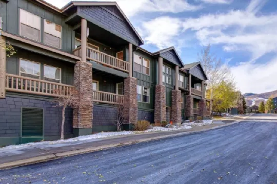 Luxury newly remodeled condo across Jordanelle Gondola Deer Valley East