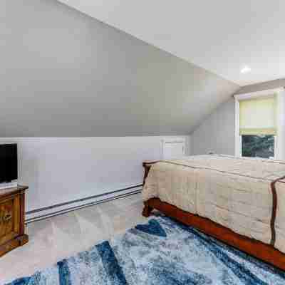 Carriage House Retreat in the Heart of Hyannis! Rooms