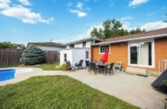 The Hanna Home- Inground Pool โรงแรมในซาร์เนีย