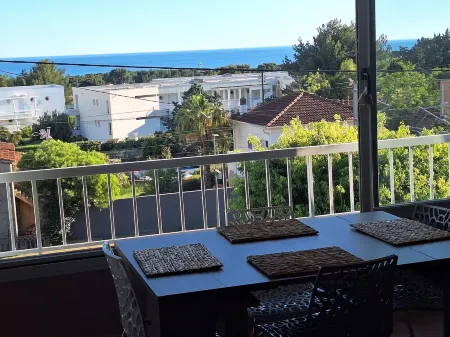 Appartement Avec une vue mer Plein Sud. 4 Personnes Отели в г. Бандоль