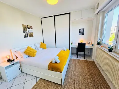 Chic Urban Stay 2Br with Parking- Bel4 فنادق في 