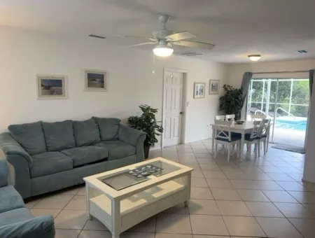 3-bedroom house in fabulous Bradenton with AC, WiFi, Youtube TV, pool and more..