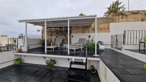 Spacious, 6-bedroom, 500 year old house of character, inc WiFI & AC in Senglea