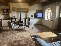 Ancienne Ferme Rénovée Avec Piscine Privée au Calme Absolu sud Bourgogne Hotels in Saint-Julien-de-Civry