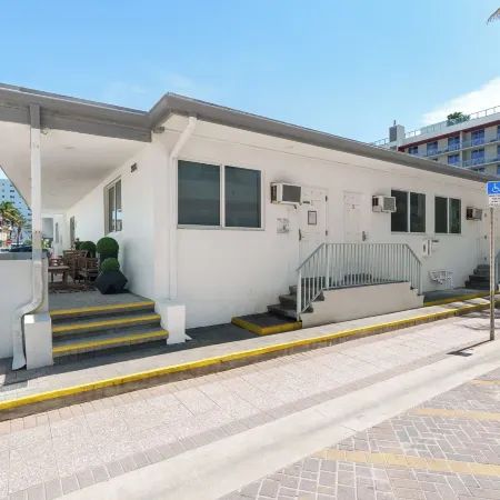 The Pearl Beachside Apartments on Hollywood Beach
