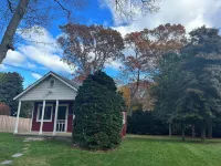 The Little Red Cottage - A cozy home steps away from private beach & wine trail. Hotels in Riverhead